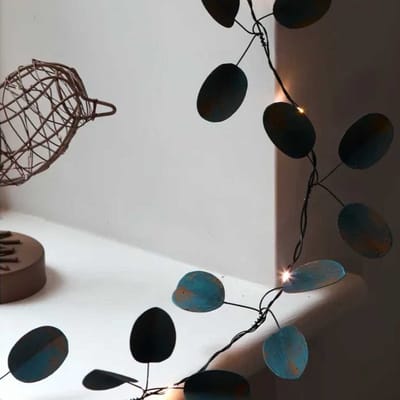 Lichtslinger - Eucalyptus -  Voor binnen of buiten - Blauw/Groen - Handgemaakt -  20 warm witte LED lichtjes