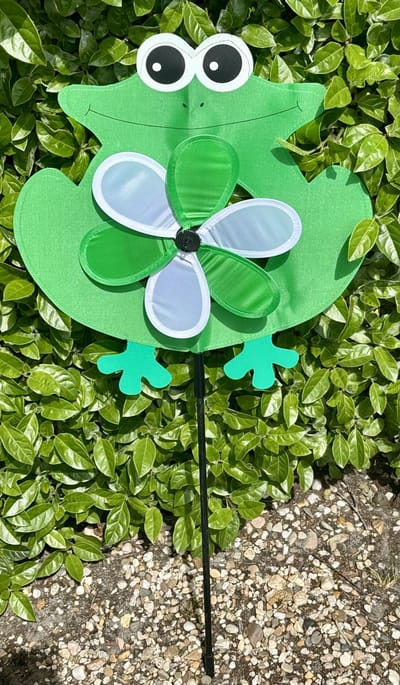 Windmolen met "Kikker" - meerkleurig + groen- nylon + kunststof steker- dia 21 cm x hoogte 78 cm - Tuinaccessoires - Tuinstekers