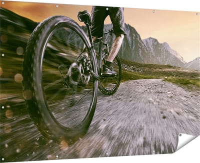 Gards Tuinposter Moutainbike Fietser in de Bergen - 180x120 cm - Tuindoek - Tuindecoratie - Wanddecoratie buiten - Tuinschilderij