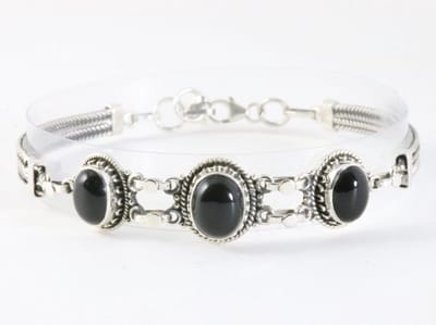 Bewerkte zilveren armband met onyx