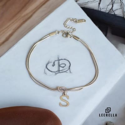 Leerella | S | Stijlvolle Letter Armband van Hoogwaardig RVS in Zilverkleur met Initialen – Perfect voor Dames en Heren | Luxe Accessoire met Persoonlijke Touch Moederdag, Valentijnsdag en Verjaardag Cadeau 16+5cm