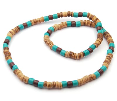 Herenketting surflook met kokoskralen en groene en bruine glaskralen lengte 45 cm