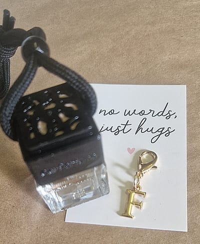 Autoparfum LUXOR by LETTER - F - Pockethug - 8 ml - Auto parfum | Car perfume | Autogeur | Autogeurtje | Parfum auto | Auto luchtje | Autoparfum houder | Autogeurtje | Autogeur | Car Perfume | Luchtverfrisser | Moederdag | Vaderdag | Vaderdag cadeau