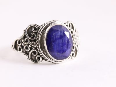 Bewerkte zilveren ring met blauwe saffier - maat 15.5