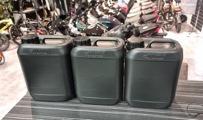 Jerrycan 5 liter Zwart | geschikt voor water | UN gekeurd | benzine | handig stapelbaar | food grade | inclusief dop | totaal te legen | noodpakket