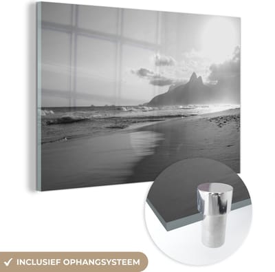 MuchoWow® Glasschilderij 120x80 cm - Schilderij acrylglas - Het strand Ipanema in het Braziliaanse Rio de Janeiro - zwart wit - Foto op glas - Schilderijen