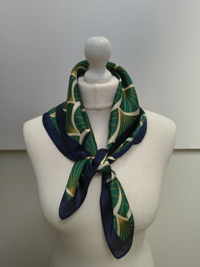 Vierkante dames neksjaal Eliane-fantasiemotief-waaierpatroon-groen-wit-zwart-rotan goud-70x70
