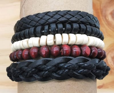 Stoere - heren armband – Set van 5 verschillende bandjes waarvan: Leer, hout kralen, textiel - zelf in grootte instelbaar.