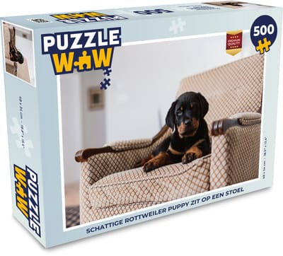Puzzel Schattige Rottweiler puppy zit op een stoel - Legpuzzel - Puzzel 500 stukjes