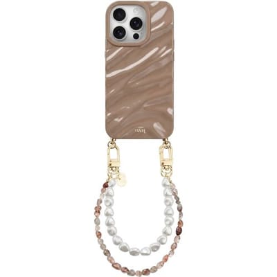 xoxo Wildhearts Taupe Glaze telefoonhoesje met koord - geschikt voor iPhone 13 Pro Max - Soft Taupe & Pearls - Dream hoesje met telefoonkoord - Glimmende silicone case met plooien - Steentjesketting gecombineerd met korte parelketting - Beige