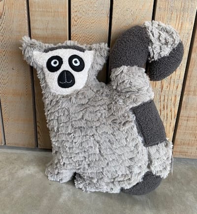 Bitten Maki Aap Decoratie Kussen 40 cm groot - kussen aap - kussen dier - knuffelkussen aap - sierkussen