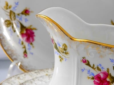 Kamélia Bord 17 cm - Decoratief Porselein, handgesigneerd