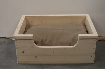 Houten hondenmand Jip van nieuw steigerhout inclusief beige kussen 80x60x30 cm