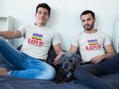 Shirt - Love is all that matters - Wurban Wear | Grappig shirt | Pride | Unisex tshirt | Pride vlag | Regenboog vlag | LGBTQ | Make up | Gay | Liefde | Wit