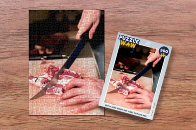 Puzzel Een slager snijdt het vlees met een mes - Legpuzzel - Puzzel 500 stukjes