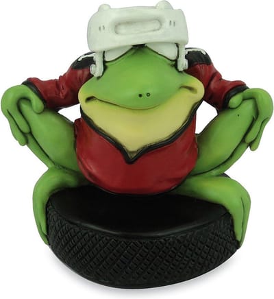 Dierenbeeldje kikker freddy de Hockey kampioen - hoogte 11 cm -groene kikker - kikkerbeeld -sportbeeld
