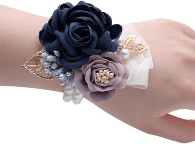 Bridesmaid Polsboeket met Theeroos voor Bruiloft Decoratie en Feestelijke Gelegenheden in Donkerblauw