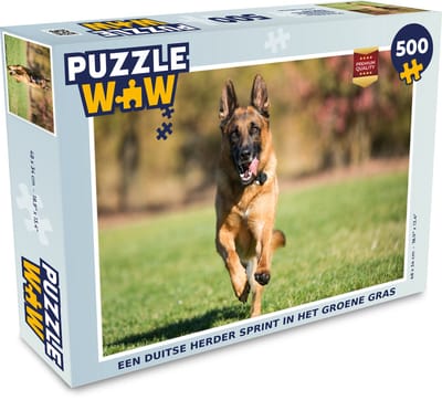 Puzzel Een Duitse Herder sprint in het groene gras - Legpuzzel - Puzzel 500 stukjes