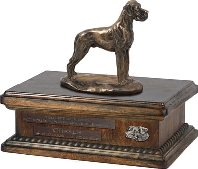 Persoonlijke urn voor hondenas met beeldje van een Deense Dog