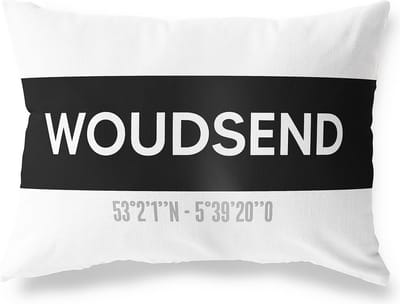 Tuinkussen WOUDSEND - FRIESLAND met coördinaten - Buitenkussen - Bootkussen - Weerbestendig - Jouw Plaats - Studio216 - Modern - Zwart-Wit - 50x30cm