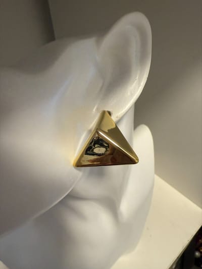 goudkleurige 3D driehoek oorknoppen | | Make up | Parfum | Moederdag | Verjaardagscadeau| Cadeautje| Valentijnsdag| Kado | sieraden | vaderdag | oorbellen | oorsieraden