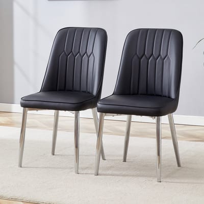 Twee zwarte eetkamerstoelen van kunstleer: modern en minimalistisch design, voorzien van een verbrede zitting en rugleuning en zilverkleurige metalen poten, geschikt voor eetkamers en keukens.