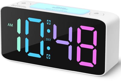 Digitale Wekker - Digitale Wekker Kind - Batterij Klok Digitaal - Digitale Klok Slaapkamer - Dimbaar - met snoer / batterijen - 8 kleuren LED-display - Reiswekker - Zachte wekfunctie voor kinderen en tieners