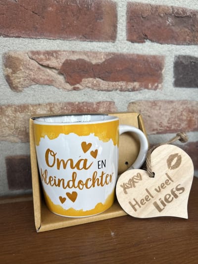 Creaties van hier – Mok Oma en Kleindochter met houten hartje – porselein – 9 cm – cadeau