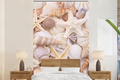Behang - Fotobehang Zeesterren - Schelpen - Strand - Zomer - Breedte 200 cm x hoogte 300 cm