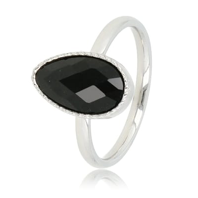 My Bendel - Zilverkleurige Twisted Ring met Zwarte Kristalsteen Druppel - Ring met Druppel Glassteen & Getwist Randje • Zwart • Zilverkleurig - met Luxe Cadeauverpakking | Sieraden Voor Dames | Maat 16.00 Mm / Maat 50