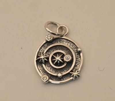 Sterling zilveren hanger heelal - universum hangertje van 925 zilver - heelal met planeten hanger van zilver - Universum ketting zilver - hangertje planeten - perfect cadeau voor astronomieliefhebber - astronomie hanger van 925 zilver