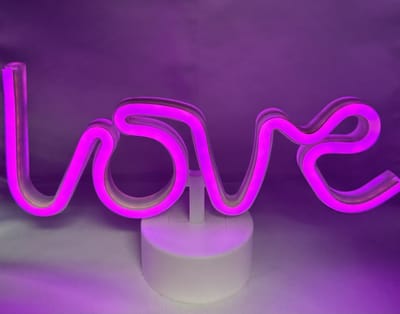 LED Love met neonlicht - roze neon licht - Op batterijen en USB - hoogte 28.5 x 16 x 8.5 cm - Tafellamp - Nachtlamp - Decoratieve verlichting - Woonaccessoires