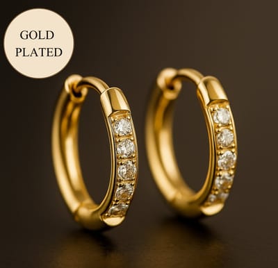 Lundholm Oorringen Dames Goudkleurig – Premium Stainless Steel – Kleine Zirkonia Hoops (1.1 cm) Oorbellen – Waterproof Jewellery • Hypoallergeen • Luxe Geschenkverpakking - My Hova Serie– Cadeautip voor Haar