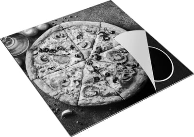 Chefcare Inductie Beschermer Pepperoni Pizza op een Zwarte Marmeren Plaat - Zwart Wit - 78x78 cm - Afdekplaat Inductie - Kookplaat Beschermer - Inductie Mat