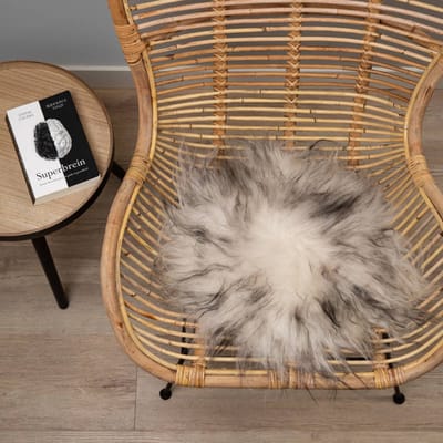 WOOOL Schapenvacht Chairpad - IJslands Wit Zwart (38cm) ROND - Stoelkussen - 100% Echt - Eenzijdig