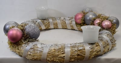 ZoeZo Design - Krans - natuurlijke materialen - riet - Ø 40 cm - ligkrans - kerstkrans - tafelkrans - met 2 waxinelichtjeshouders - grijs - roze - zilver - glitter - kerststukje