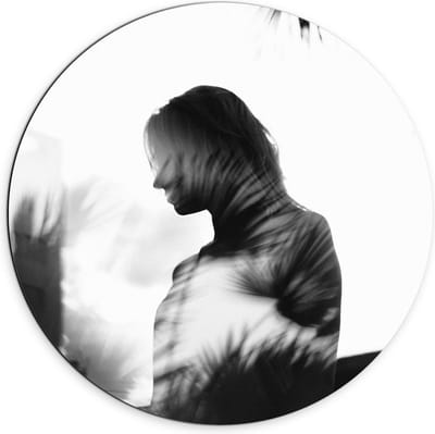Dibond Wandcirkel - Vrouw met Bladeren (Zwart/wit) - 70x70cm Foto op Aluminium Wandcirkel (met ophangsysteem)