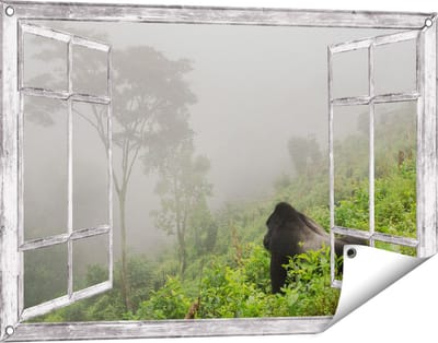 Gards Tuinposter Doorkijk Gorilla in het Woud tijdens de Mist - 90x60 cm - Tuindoek - Tuindecoratie - Wanddecoratie buiten - Tuinschilderij
