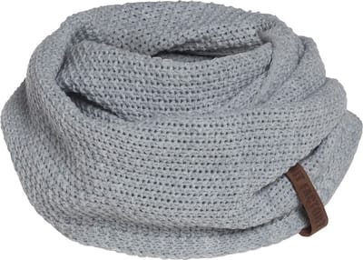 Knit Factory Coco Gebreide Colsjaal - Ronde Sjaal - Nekwarmer - Wollen Sjaal - Lichtgrijze Colsjaal - Dames sjaal - Heren sjaal - Unisex - Licht Grijs - One Size