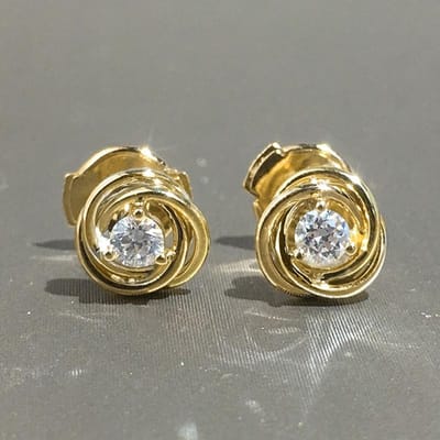 Huitan metalen oorknopjes in goudkleur met spiraalvormig ontwerp en enkele zirkonia, modieuze oorbellen voor dames, eenvoudige en veelzijdige oorpiercing sieraden. beige