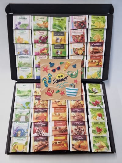Thee Proeverij Pakket | Theepakket met 50 verschillende theesmaken met Mystery Card 'Hello Summer' met persoonlijke (video)boodschap | Verjaardag | Sinterklaas | Kerstpakket | Vaderdag | Moederdag | Jubileum | Valentijnsdag