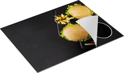 Chefcare Inductie Beschermer Hamburgers met Patat op een Zwarte Marmeren Plaat - 77x59 cm - Afdekplaat Inductie - Kookplaat Beschermer - Inductie Mat