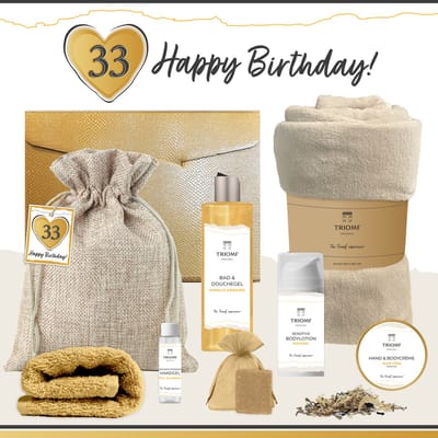 Geschenkset “33 Happy Birthday!” - 8 producten - 1210 gram - Triomf Cosmetica | Cadeau Drieëndertig jaar Cadeaupakket Wellness Pakket Douchegel Luxe Giftset Fleece deken Verjaardag Vrouw Gefeliciteerd Thirty three Years Okergeel Crème