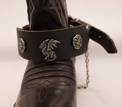 Leren zwarte laars riempjes met draak en 2 oneindige knopen - riemen voor laarzen - boots belts - laarsriempjes met fanatasie dier - stoere laarzen riemen - laarzen versieren met keltische riemen -riempjes voor hoge schoenen / laarzen
