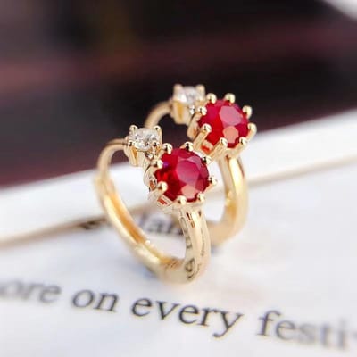 Boucles d'oreilles classiques en rubis incrusté de luxe léger pour femmes, petites et simples, avec pierre précieuse rouge, anneaux en cristal, bijoux à porter au quotidien beige