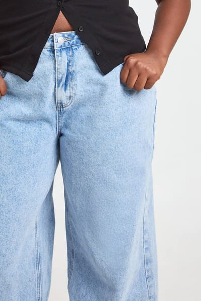 boohoo Dames Plus Wijde Jeans Met Diepe Omgeslagen Zoom | Licht Gebleekt | Maat: 44