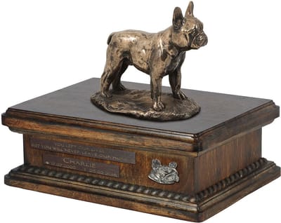 Persoonlijke urn voor Franse Bulldog met beeldje en houten design