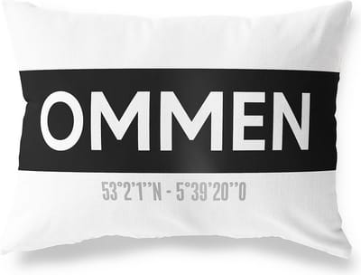 Tuinkussen OMMEN - OVERIJSSEL met coördinaten - Buitenkussen - Bootkussen - Weerbestendig - Jouw Plaats - Studio216 - Modern - Zwart-Wit - 50x30cm