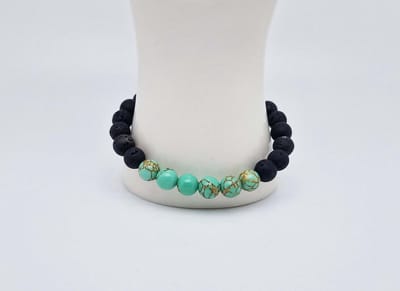 Handgemaakte "Armband Vulkanische" natuurstenen armband “Lava Donker -Wit howliet gesponnen goud ” - 8 mm diameter van de korrel- Diameter armband 20 cm - Een mooi cadeau voor familie en vrienden