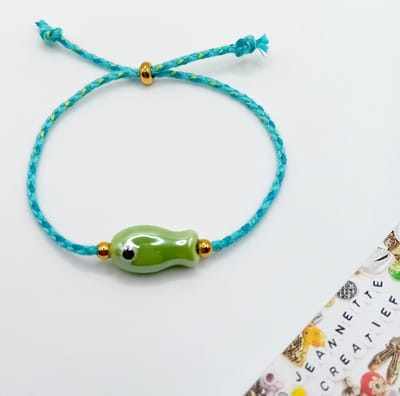Jeannette-Creatief® - Beach - Surfarmband Little Green Fish Schuifknoop - Surfkoord – Koordarmband - Keramiek Visje - Schuifknoop RVS - RVS gouden kralen - Armband - Minimalistisch Armbandje - Stack Armband - Handgemaakte Sieraden